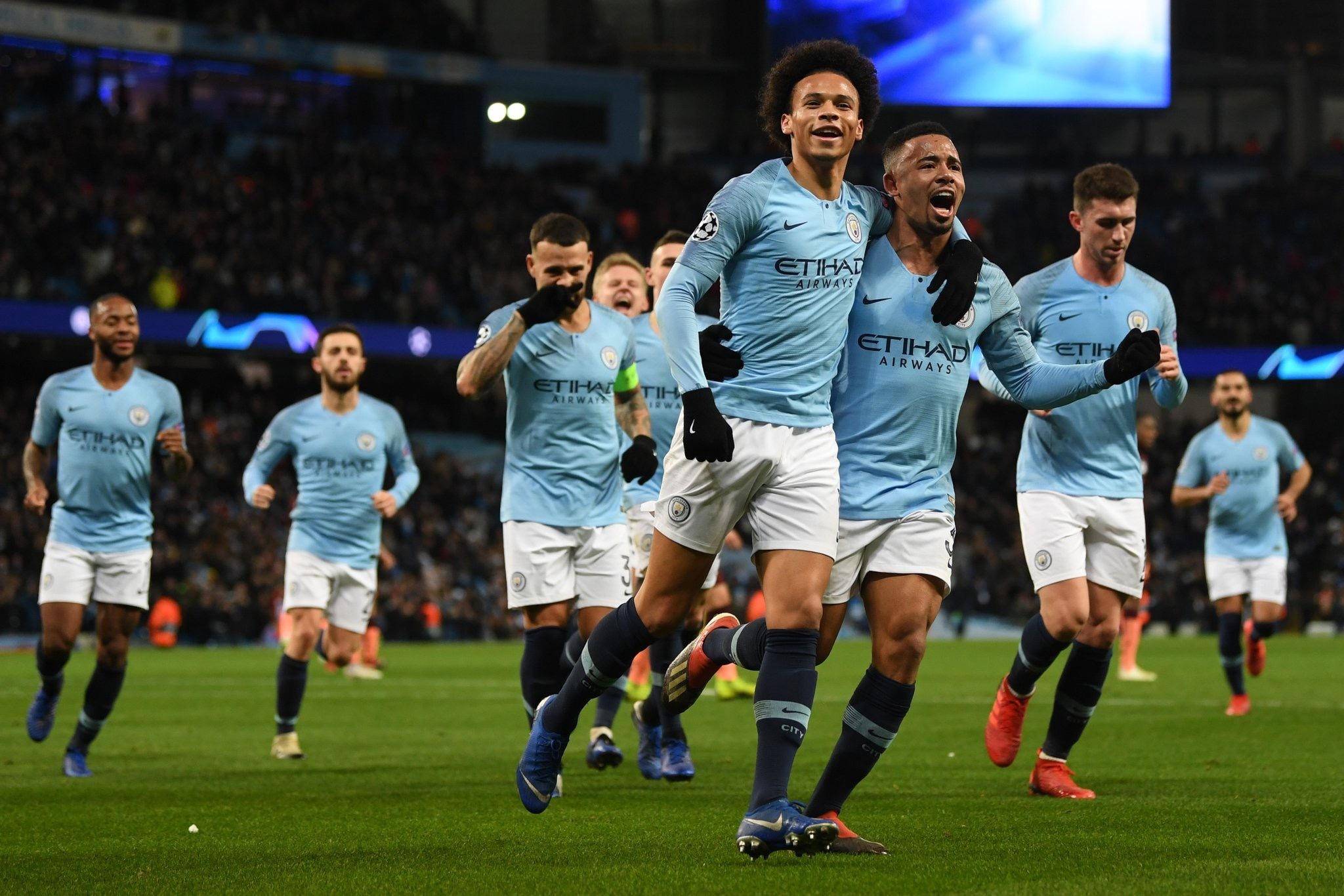 贝尔和朋友去苏格兰的一家酒吧，吃咖喱鸡并看了卡迪夫城的比赛